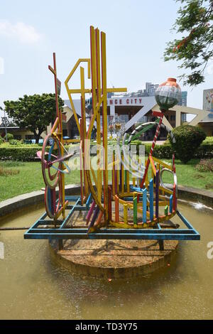 La scultura cinetica al giardino della Città della Scienza, Calcutta, India. Foto Stock