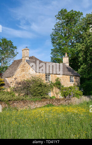 Cotswold cottage in pietra. Wyck Rissington, Cotswolds, Gloucestershire, Inghilterra Foto Stock