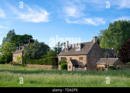 Cotswold cottage in pietra. Wyck Rissington, Cotswolds, Gloucestershire, Inghilterra Foto Stock