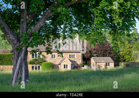 Cotswold cottage in pietra. Wyck Rissington, Cotswolds, Gloucestershire, Inghilterra Foto Stock