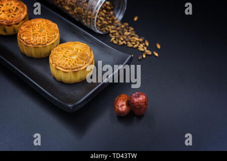 Cucina tradizionale Cinese Mid-Autumn Festival torta della luna set da tè Foto Stock