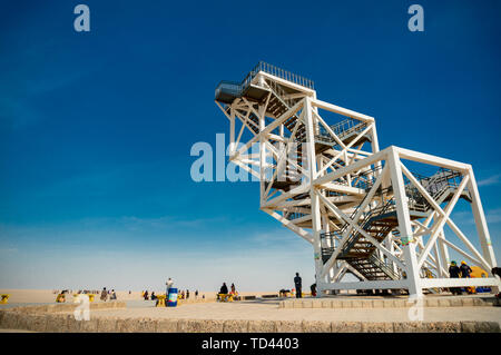 Metallo bianco telaio piattaforma di visualizzazione sul rann di kutchh contro il cielo blu Foto Stock