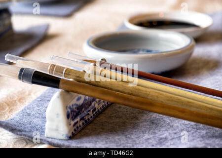 La calligrafia cinese strumenti sul tavolo Foto Stock