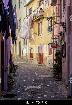 Stradina di Alfama, Lisbona, Portogallo, Europa Foto Stock