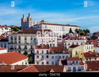 Vista verso il Monastero di São Vicente de Fora, Miradouro das Portas do Sol, Alfama, Lisbona, Portogallo, Europa Foto Stock