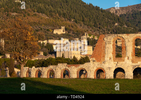 La città e il teatro romano al tramonto, Gubbio in Umbria, Italia, Europa Foto Stock