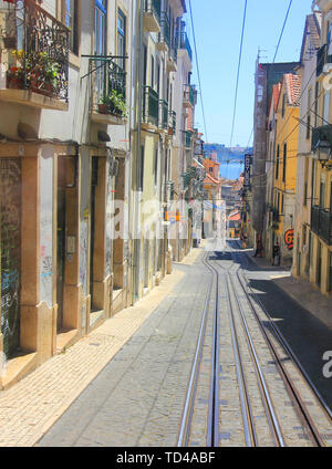 Vicolo stretto con rotaie di bica ascensore (ascesor da bica) a Lisbona Foto Stock