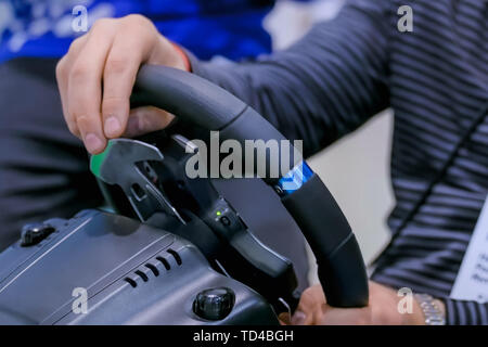 Uomo che utilizza i giochi del volante a cloche mostra tecnologica Foto Stock