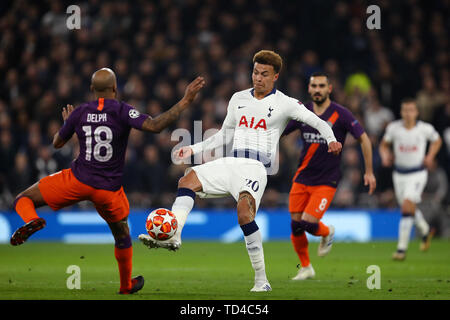 Il dele Alli del Tottenham Hotspur e Fabian "Delph del Manchester City - Tottenham Hotspur v Manchester City, la UEFA Champions League quarti di finale - prima gamba, Tottenham Hotspur Stadium, Londra - 9 Aprile 2019 Foto Stock