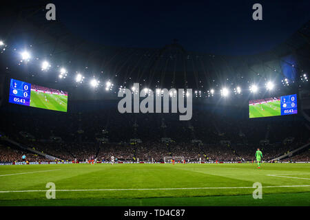 Vista generale del Tottenham Hotspur Stadium South Stand durante la partita - Tottenham Hotspur v Manchester City, la UEFA Champions League quarti di finale - prima gamba, Tottenham Hotspur Stadium, Londra - 9 Aprile 2019 Foto Stock