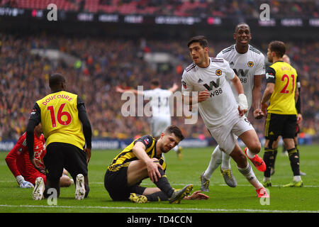 Raul Jimenez di Wolverhampton Wanderers festeggia dopo aver segnato il suo i lati secondo obiettivo, 0-2 - Watford v Wolverhampton Wanderers, Emirati FA Cup Semi Final, lo Stadio di Wembley, Londra - 7 aprile 2019 solo uso editoriale Foto Stock