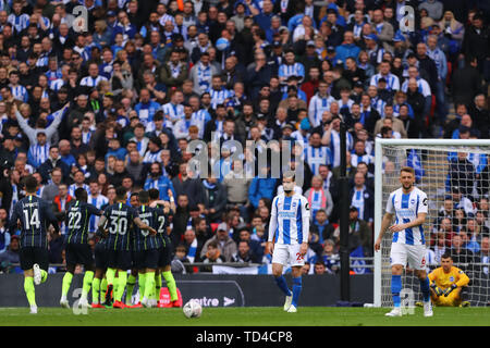 Brighton & Hove Albion giocatori sguardo sconsolato dopo Gabriel Gesù di Manchester City punteggi l'apertura obiettivo, 1-0 - Manchester City v Brighton & Hove Albion, Emirati FA Cup Semi Final, lo Stadio di Wembley, Londra - 6 aprile 2019 solo uso editoriale Foto Stock