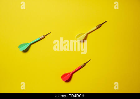 Solo il giallo, il verde e il rosso frecce freccette isolato su sfondo giallo Foto Stock