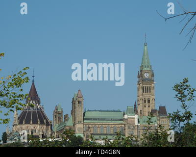 OTTAWA, Canada - 30 luglio 2017: una vista laterale degli edifici del Parlamento mostra la torre della pace e la libreria da Victoria Island. Foto Stock