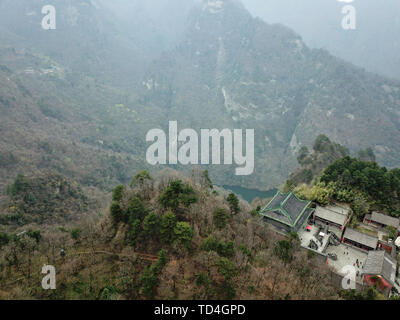 Nel marzo 2019, la fotografia aerea fotografato Wudang montagna, provincia di Hubei. L'aria si affaccia sulla vista taoista di Wudang montagna, un altro spettacolare scena. Foto Stock