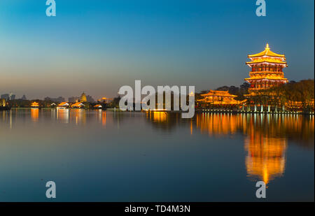 Vista notturna di Datang Furong giardino, Xi'an City, Provincia di Shaanxi Foto Stock