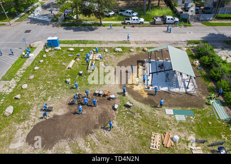 Detroit, Michigan - Volontari da Cooper standard aiutano a costruire un nuovo parco della città nel quartiere di Morningside. Il parco è in fase di costruzione in cui circa un Foto Stock