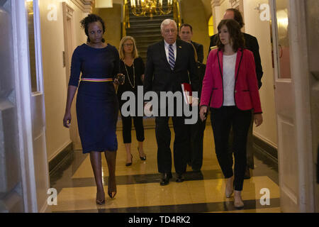 Washington, Distretto di Columbia, Stati Uniti d'America. 11 Giugno, 2019. Stati Uniti House leader della maggioranza Steny Hoyer (Democratico del Maryland) arriva al Caucus democratico al Campidoglio di Washington, DC, Stati Uniti il 11 giugno 2019. Credito: Stefani Reynolds/CNP Credito: Stefani Reynolds/CNP/ZUMA filo/Alamy Live News Foto Stock