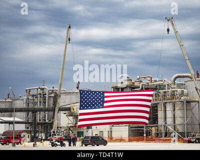 Council Bluffs, Iowa, USA. 11 Giugno, 2019. Un gigante di bandiera americana a sud-ovest di Iowa Energia rinnovabile martedì. Presidente Trump visitato Southwest Iowa energia rinnovabile in Council Bluffs martedì di annunciare che la sua amministrazione era rilassante norme sulla E15, etanolo come additivo per la benzina. Iowa è uno dei principali produttori di etanolo negli Stati Uniti e in Iowa gli agricoltori di mais speranza l'amministrazione del cambiamento di E15 regole servirà a stimolare la domanda per il mais. Credit: Jack Kurtz/ZUMA filo/Alamy Live News Foto Stock