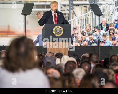 Council Bluffs, Iowa, USA. 11 Giugno, 2019. Il presidente statunitense TRUMP parla di Iowa e Nebraska agricoltori e industria dei biocarburanti rappresentanti presso Southwest Iowa energia rinnovabile. Presidente Trump visitato Southwest Iowa energia rinnovabile in Council Bluffs martedì di annunciare che la sua amministrazione era rilassante norme sulla E15, etanolo come additivo per la benzina. Iowa è uno dei principali produttori di etanolo negli Stati Uniti e in Iowa gli agricoltori di mais speranza l'amministrazione del cambiamento di E15 regole servirà a stimolare la domanda per il mais. Credit: Jack Kurtz/ZUMA filo/Alamy Live News Foto Stock