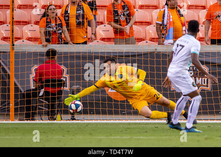 Houston, Texas, Stati Uniti d'America. 11 Giugno, 2019. Austin Bold FC portiere Diego Restrepo (24) tenta di salvare durante un match tra Austin FC e Houston Dynamo BBVA Stadium di Houston, Texas. A metà Houston Dynamo conduce 3-0 Maria Lysaker/CSM/Alamy Live News Foto Stock