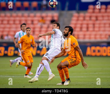 Houston, Texas, Stati Uniti d'America. 11 Giugno, 2019. Austin Bold FC avanti Kleber (9) e Houston Dynamo defender Kevin Garcia (16) durante un match tra Austin FC e Houston Dynamo BBVA Stadium di Houston, Texas. A metà Houston Dynamo conduce 3-0 Maria Lysaker/CSM/Alamy Live News Foto Stock