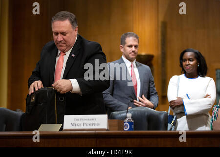 Stati Uniti Segretario di Stato Mike Pompeo si allontana dopo la testimonianza prima NEGLI STATI UNITI Caucus del senato sulla International Narcotics Control sul Campidoglio di Washington, DC, Stati Uniti il 11 giugno 2019. Credito: Stefani Reynolds/CNP/MediaPunch Foto Stock