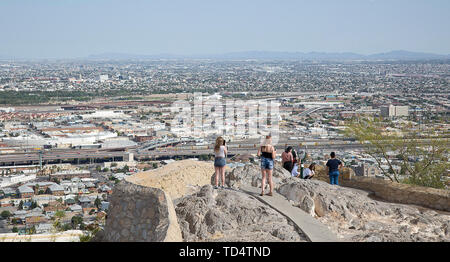 El Paso, Texas, Stati Uniti d'America. 11 Giugno, 2019. Giugno 11, 2019 a El Paso, Texas, Stati Uniti; turisti guardano oltre la città da una panoramica nel parco panoramico della zona di frontiera, Juarez, Messico e la città di El Paso, Tx. Credito: Ralph Lauer/ZUMA filo/Alamy Live News Foto Stock