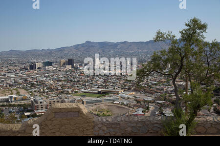 El Paso, Texas, Stati Uniti d'America. 11 Giugno, 2019. Giugno 11, 2019 a El Paso, Texas, Stati Uniti; la distesa delle due città di frontiera Juarez, Messico e El Paso, Tx. sparsi sotto di Scenic Drive Park e il Franklin montagne. Credito: Ralph Lauer/ZUMA filo/Alamy Live News Foto Stock