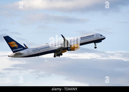 Richmond, British Columbia, Canada. 8 Giugno, 2019. Un Icelandair Boeing 757-200 (TF-ISS) a corridoio unico corpo stretto aereo jet in volo dopo il decollo. Credito: Bayne Stanley/ZUMA filo/Alamy Live News Foto Stock