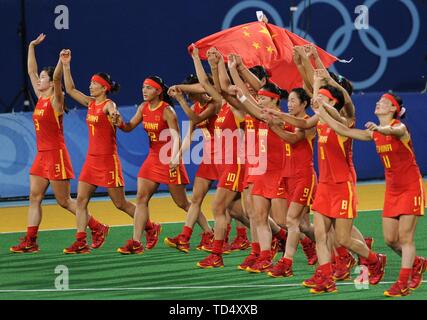 Pechino, Cina. Il 22 agosto 2008. Membri delle donne la squadra di hockey di Cina festeggia dopo aver vinto la medaglia d'argento ai Giochi Olimpici di Pechino, capitale della Cina, 22 Agosto, 2008. Quest anno ricorre il settantesimo anniversario della fondazione della Repubblica Popolare Cinese (PRC). Il 5 aprile 1959, Rong Guotuan ha vinto il campione degli uomini singoli evento presso il venticinquesimo ITTF World Table Tennis Championships di Dortmund, Germania, diventando la Cina il primo campione del mondo. Gli operatori cinesi hanno reso più i risultati durante i 60 anni trascorsi da allora. Credito: Yang Lei/Xinhua/Alamy Live News Foto Stock