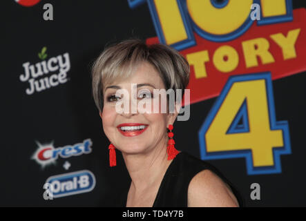 HOLLYWOOD, CA - 11 giugno: Annie Potts, alla premiere di Disney e Pixar "Toy Story 4' a El Capitan theater in Hollywood, la California il 11 giugno 2019. Credito: Faye Sadou/MediaPunch Foto Stock