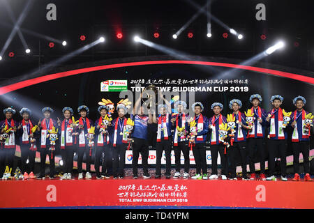 (190612) -- Pechino, 12 giugno 2019 (Xinhua) -- Team la Cina partecipa alla cerimonia di premiazione del Sudirman Cup torneo di badminton dopo aver vinto il titolo in Nanning, capitale del sud della Cina di Guangxi Zhuang Regione autonoma, 26 maggio 2019. Quest anno ricorre il settantesimo anniversario della fondazione della Repubblica Popolare Cinese (PRC). Il 5 aprile 1959, Rong Guotuan ha vinto il campione degli uomini singoli evento presso il venticinquesimo ITTF World Table Tennis Championships di Dortmund, Germania, diventando la Cina il primo campione del mondo. Gli operatori cinesi hanno reso più i risultati durante i 60 anni trascorsi da allora. ( Foto Stock