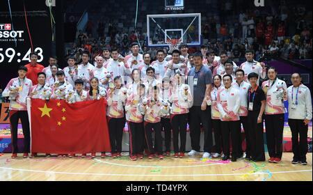 (190612) -- Pechino, 12 giugno 2019 (Xinhua) -- i membri del maschile e femminile squadre di pallacanestro della Cina rappresentano per la foto dopo aver vinto sia per uomini che per donne titoli al XVIII Giochi Asiatici in Jakarta, Indonesia, Sett. 1, 2018. Quest anno ricorre il settantesimo anniversario della fondazione della Repubblica Popolare Cinese (PRC). Il 5 aprile 1959, Rong Guotuan ha vinto il campione degli uomini singoli evento presso il venticinquesimo ITTF World Table Tennis Championships di Dortmund, Germania, diventando la Cina il primo campione del mondo. Gli operatori cinesi hanno reso più i risultati durante i 60 anni trascorsi da allora. (Xinhua/Huan Foto Stock