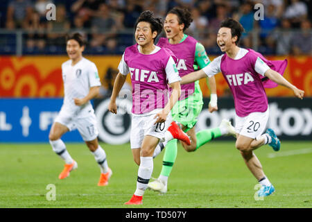 Lublin, Polonia. 11 Giugno, 2019. Corea del Sud, Lee Kangin (2 L), Kim Seyun (1R) e Choi Minhsoo (seconda R) celebra dopo la FIFA U-20 World Cup Semifinal match tra Ecuador e della Corea del Sud di Lublin, Polonia, 11 giugno 2019. La Corea del Sud ha vinto 1-0 per entrare in finale. Credito: Adam Starszynski/Xinhua/Alamy Live News Foto Stock