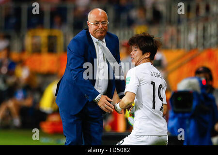 Lublin, Polonia. 11 Giugno, 2019. Jorge Celico (L), capo allenatore dell Ecuador, dà la palla a Choi giu della Corea del Sud durante la FIFA U-20 World Cup Semifinal match tra Ecuador e della Corea del Sud di Lublin, Polonia, 11 giugno 2019. La Corea del Sud ha vinto 1-0 per entrare in finale. Credito: Adam Starszynski/Xinhua/Alamy Live News Foto Stock