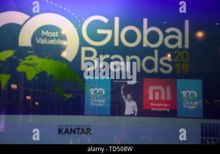 (190612) -- NEW YORK, 12 giugno 2019 (Xinhua) -- l'evento di lancio di BrandZ top 100 più prezioso Global Brands 2019 è tenuto a New York, Stati Uniti, 11 giugno 2019. Della Cina di e-commerce Alibaba gigante e tech leader Tencent sono tra il mondo 10 marchi più importanti, secondo il 2019 BrandZ top 100 più importanti marchi globali rapporto rilasciato da global communication services provider WPP e brand consultancy Kantar Millward Brown. I marchi cinesi debuttano su questo anno la top 100 elenco includono Didi Chuxing, car sharing piattaforma; Meituan, un online-per-offline di provider di servizi Foto Stock