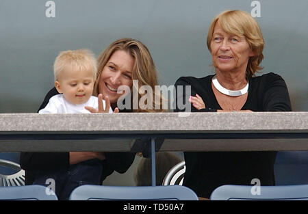 New York, Stati Uniti d'America. 12 Giugno, 2019. Steffi Graf 50 giri su Giugno 14, 2019, 01 SN Graf 3108.jpg Steffi Graf con suo figlio Jaden Gil e madre Heidi come spettatori durante la partita di suo marito Andre Agassi a US Open 2002, Tennis | Utilizzo di credito in tutto il mondo: dpa/Alamy Live News Foto Stock