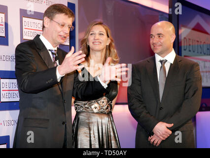 Steffi Graf festeggia 50 anni il 14 giugno 2019, Steffi Graf e marito Andre AGASSI, ricevere i trofei dal moderatore Günter JAUCH (sinistra) Presentazione dei Media tedeschi Premio tedesco 2007 premio media a Baden Baden, 24.02.2008. Å | Utilizzo di tutto il mondo Foto Stock