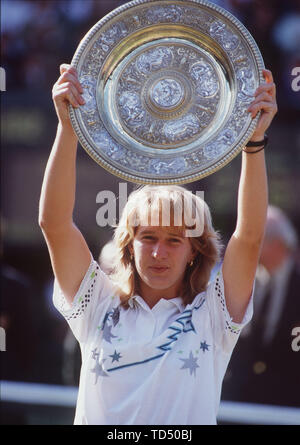 Il torneo di Wimbledon, Grossbritannien. 12 Giugno, 2019. Steffi Graf 50 giri il 14 giugno 2019, SN GrafWimbledonSP.jpg Tennis Steffi Graf, Germania, contiene fino ai vincitori' Cup, dopo la sua prima vittoria di Wimbledon, guarda verso la telecamera, mezza lunghezza, verticale. Ì? Å | Utilizzo di credito in tutto il mondo: dpa/Alamy Live News Foto Stock