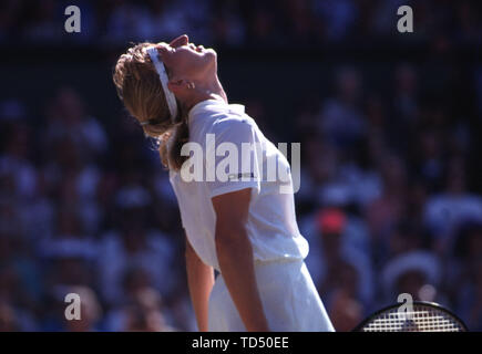 Londra, Grossbritannien. 12 Giugno, 2019. Steffi Graf 50 giri su Giugno 14, 2019, tennis, Steffi Graf, cheers nel finale a Wimbledon, QF Â di utilizzo del credito in tutto il mondo: dpa/Alamy Live News Foto Stock