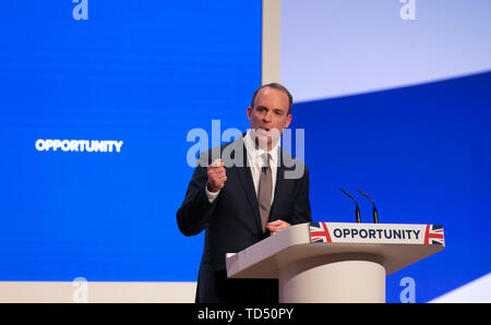 Londra, Regno Unito. Decimo Giugno, 2019. File foto scattata il 1 ottobre, 2018 mostra ex British Brexit segretario Dominic Raab offrendo un discorso durante il Partito Conservatore conferenza annuale 2018 a Birmingham, Inghilterra. La gara per scegliere un nuovo primo ministro è iniziato ufficialmente il 10 giugno 2019 con dieci hopefuls gare per vincere il lavoro più grande nella politica inglese. Credito: Han Yan/Xinhua/Alamy Live News Foto Stock