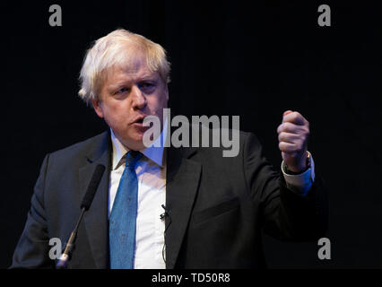 Londra, Regno Unito. Decimo Giugno, 2019. File foto scattata il 2 ottobre, 2018 mostra ex Segretario degli esteri britannico Boris Johnson offrendo un discorso durante il Partito Conservatore conferenza annuale 2018 a Birmingham, Inghilterra. La gara per scegliere un nuovo primo ministro è iniziato ufficialmente il 10 giugno 2019 con dieci hopefuls gare per vincere il lavoro più grande nella politica inglese. Credito: Han Yan/Xinhua/Alamy Live News Foto Stock