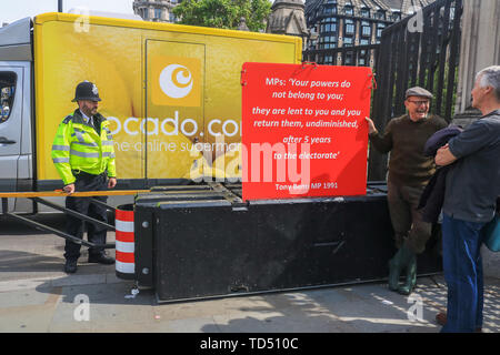 Londra, Regno Unito. 12 Giugno, 2019. Un segno da pro lasciare manifestanti con un preventivo da parte di ex manodopera MP Tony Benn al di fuori del Parlamento. Il Partito laburista si prepara a tavola a croce-party motion per cercare di fermare un futuro primo ministro spingendo attraverso una no-deal Brexit contro la volontà dei parlamentari con pesanti quote sul Pro Brexit capofila Boris Johnson per riuscire Theresa Maggio che favorisce un No Deal Credit: amer ghazzal/Alamy Live News Foto Stock