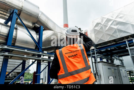 Amburgo, Germania. 12 Giugno, 2019. Un lavoratore è prova di un energia elettrotermica sistema di storage gestito da Siemens Gamesa energia rinnovabile nel porto di Amburgo. Credito: Axel Heimken/dpa/Alamy Live News Foto Stock