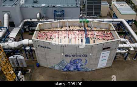 Amburgo, Germania. 12 Giugno, 2019. La tecnologia del gruppo Siemens Gamesa Energia rinnovabile ha iniziato la fase di test di un energia elettrotermica storage system nel porto di Amburgo. (Foto aeree con drone) Credito: Axel Heimken/dpa/Alamy Live News Foto Stock