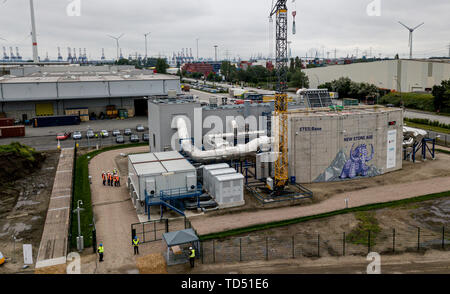 Amburgo, Germania. 12 Giugno, 2019. La tecnologia del gruppo Siemens Gamesa Energia rinnovabile ha iniziato la fase di test di un energia elettrotermica storage system nel porto di Amburgo. (Foto aeree con drone) Credito: Axel Heimken/dpa/Alamy Live News Foto Stock