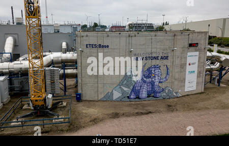 Amburgo, Germania. 12 Giugno, 2019. La tecnologia del gruppo Siemens Gamesa Energia rinnovabile ha iniziato la fase di test di un energia elettrotermica storage system nel porto di Amburgo. (Foto aeree con drone) Credito: Axel Heimken/dpa/Alamy Live News Foto Stock