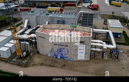 Amburgo, Germania. 12 Giugno, 2019. La tecnologia del gruppo Siemens Gamesa Energia rinnovabile ha iniziato la fase di test di un energia elettrotermica storage system nel porto di Amburgo. (Foto aeree con drone) Credito: Axel Heimken/dpa/Alamy Live News Foto Stock