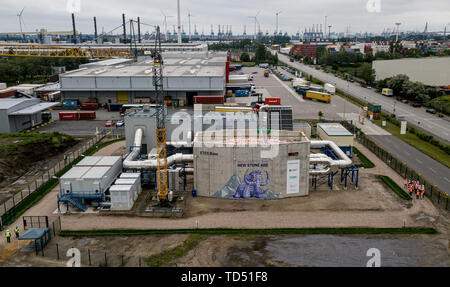 Amburgo, Germania. 12 Giugno, 2019. La tecnologia del gruppo Siemens Gamesa Energia rinnovabile ha iniziato la fase di test di un energia elettrotermica storage system nel porto di Amburgo. (Foto aeree con drone) Credito: Axel Heimken/dpa/Alamy Live News Foto Stock